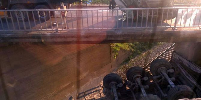 Kamyon Köprüden Demiryoluna Düştü, Tren Seferleri Durdu