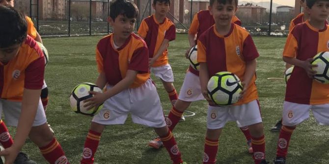 Ağrı’da Galatasaray Futbol Okulu Minikleri Sevindirdi