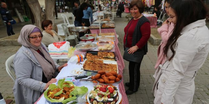 Pazarda Gıda Ürünleri Satan Kadınlara Hijyen Eğitimi