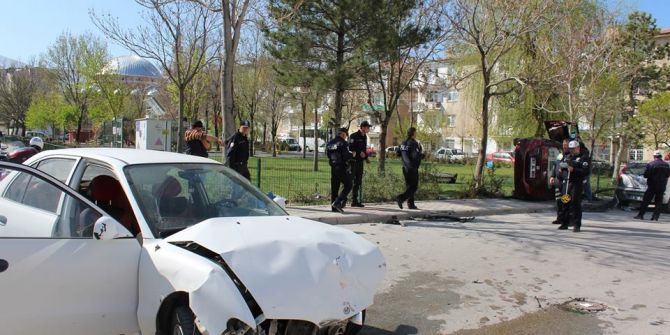 Otomobiller Kafa Kafaya Çarpıştı: 3 Yaralı