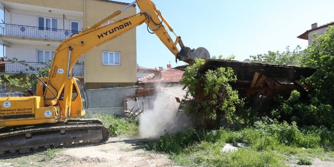 Pamukkale Belediyesi Metruk Binaları Yıkıyor