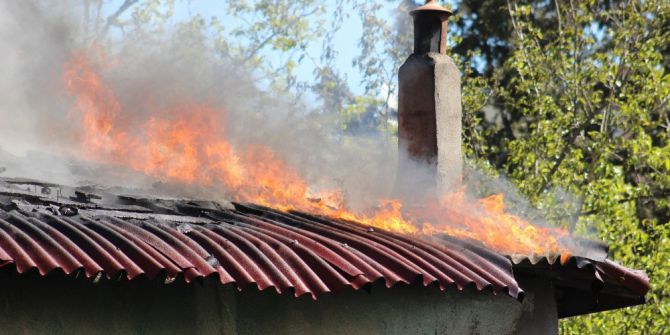 Kocaeli’de 2 Katlı Ahşap Ev Alev Alev Yandı