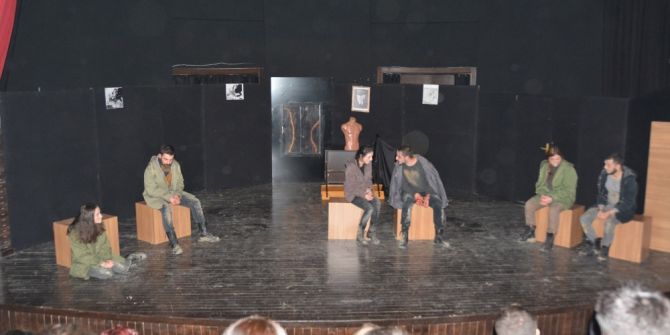 Düzce Üniversitesi Öğrencilerinden Etkileyici Bir Tiyatro Gösterisi