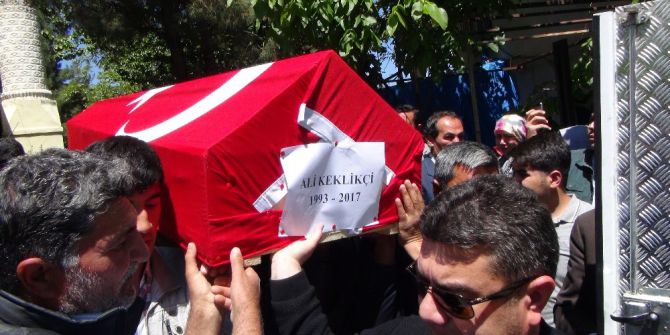 Amcasının Oğlu Hakkari’de Şehit Olan Polis, Trafik Kazasında Hayatını Kaybetti