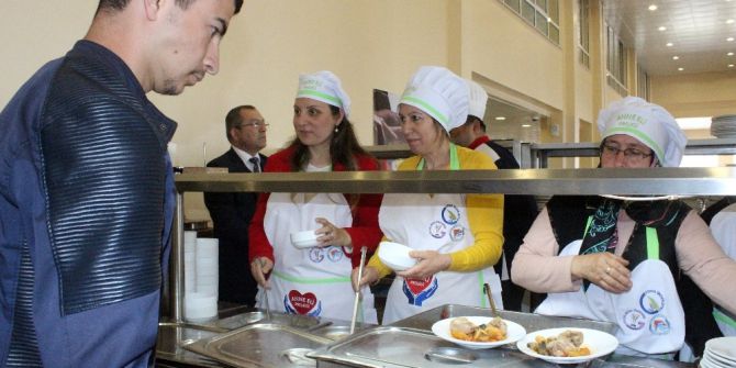 Üniversite Öğrencilerinin Yemeğine Anne Eli Değdi