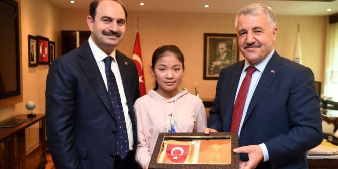 Bakan Arslan, Aylan Bebek İçin Mektup Yazan Trang’ı Makamında Ağırladı