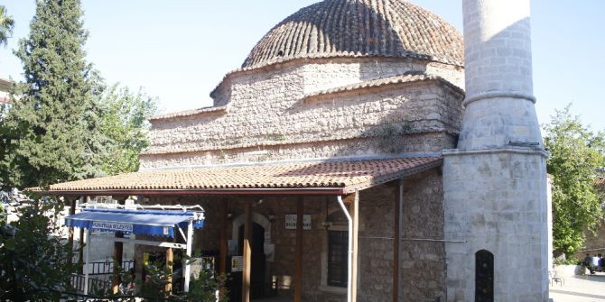 Camide Namaz Kılan Adamın Çantası Çalındı