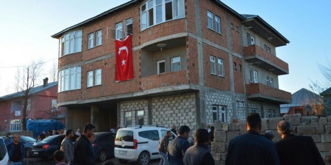 Patnos Şehidine Ağlıyor