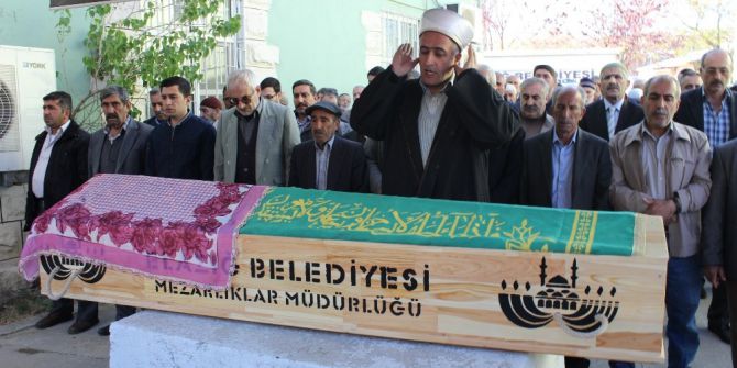 İyilik Yaparken Kazada Ölen Kadın Son Yolculuğuna Uğurlandı