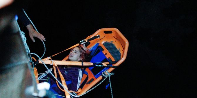 Kayalıklara Düşen Kadın İtfaiye Ekipleri Tarafından Kurtarıldı