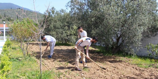 Tezemir: "Bir Maddenin Esiri Olmadan Da İnsan Gülebiliyor, Bunu Öğretiyoruz”