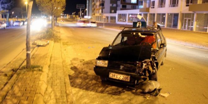 Direksiyon Hakimiyetini Kaybetti, Ağaca Çarparak Durabildi