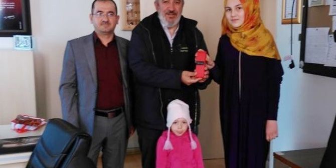 Milletvekili Nazlı’dan ’30 Kuş’ Şiirini Seslendiren Öğrenciye Hediye