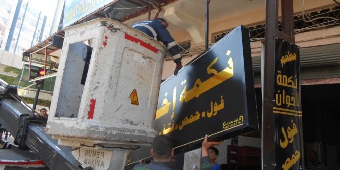 Adana’da Arapça Tabelalar Kaldırıldı