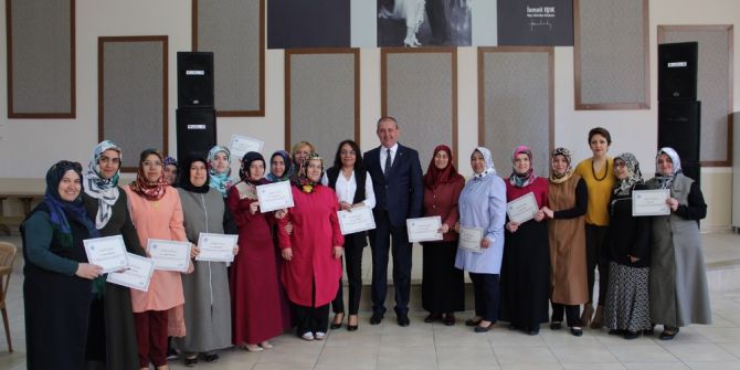 Dikiş Kursunu Tamamlayanlara Belgeleri Verildi
