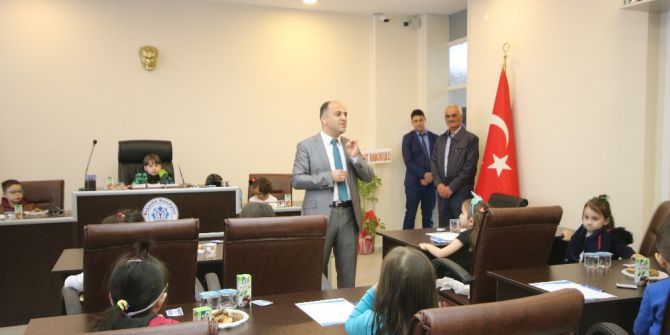 Beyşehir’de Anaokulu Öğrencileri Meclis Koltuklarında