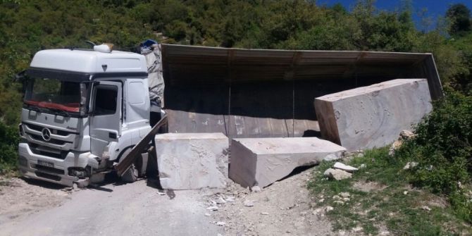 Osmaniye’de Virajı Alamayan Tırın Dorsesi Devrildi