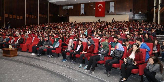 Erü Öğretim Üyesi Prof. Dr. Halıcı Lise Öğrencilerine Antarktika İzlenimlerini Anlattı