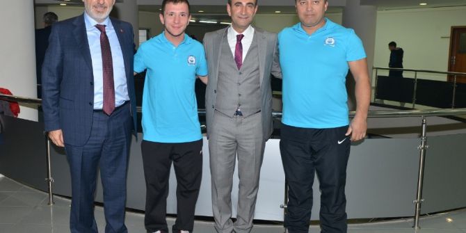 Dünya Halterine ‘Yıldırım’ İmzası