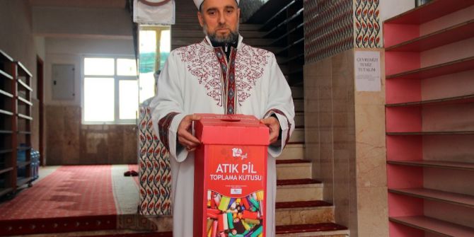 Çevreci İmam Cemaatine Çevre Temizliğini Aşılıyor