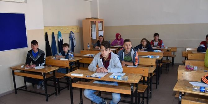 Dursunbey Belediyesi’nden Öğrencilere Sınav Seti