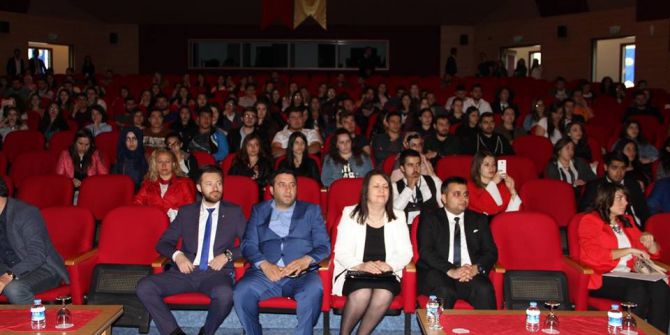 Üniversite Öğrencilerine E-girişimcilik Ve Kariyer Zirvesi