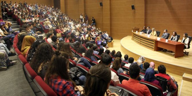 Hukukçular, Gaün’de Kariyer Masasında