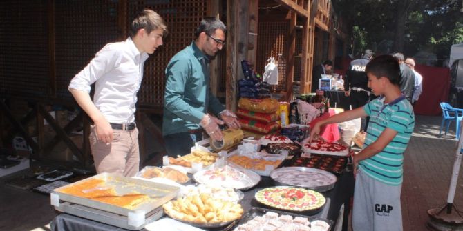 Öğrenciler Yararına Kermes Düzenlendi