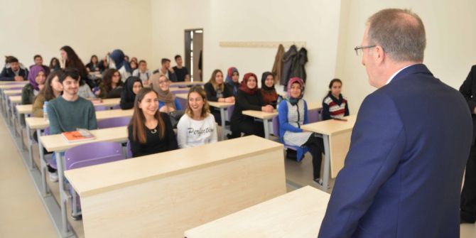 Rektör Uzun Öğrenci Ve Akademisyenlerle Bir Araya Geldi