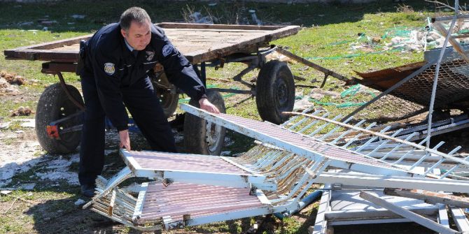 Talan Edilen Okul Malzemeleri Çevresindeki Evlerin Bahçelerinden Çıkıyor