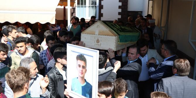 Silahlı Çatışmanın Ortasında Kalan Lise Öğrencisi Son Yolculuğuna Uğurlandı