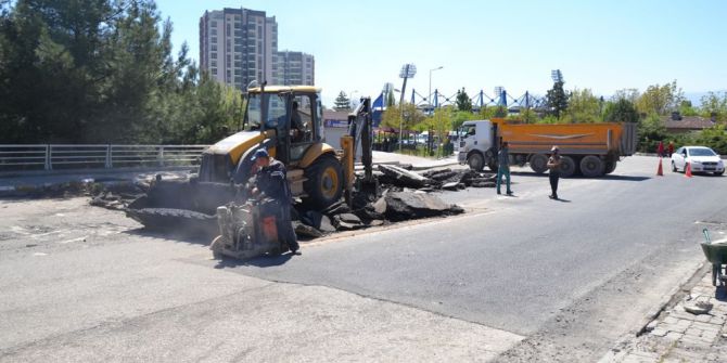 Belediye Bozuk Yollarda Asfalt Çalışmasını Sürdürüyor