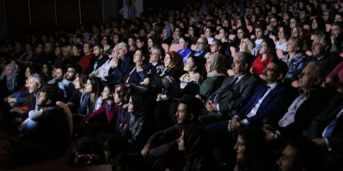 "Lafını Esirgemeyenler" Tiyatro Oyununa Büyük İlgi