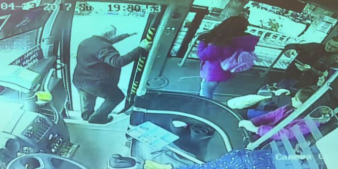 Yol Ücretini Vermek İstemeyen Gençler Otobüs Şoförünü Bıçakladı
