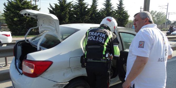 Bariyerlere Çarpan Otomobilin Sürücüsü Yaralandı