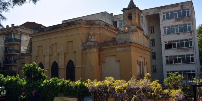 Kaynak, Fransız Kilisesinde İncelemelerde Bulundu