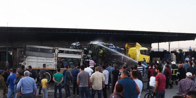Halde Yanan Sebze Yüklü 2 Araç Kullanılmaz Hale Geldi