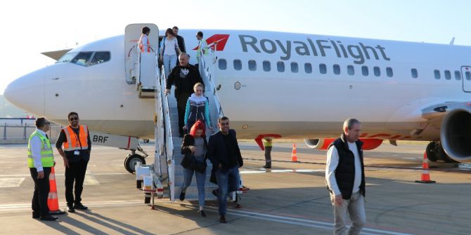 Rusya’dan Gazipaşa Havalimanına İlk Charter Uçağı 189 Yolcuyla İndi