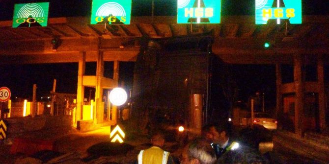 Samandıra’da Otoyol Gişelerine Tır Çarptı: 1 Yaralı