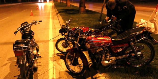 Çalıntı Motosikletle 2 Motosiklet Çalan Hırsızlar Polisi Görünce Motosikletleri Bırakıp Kaçtı