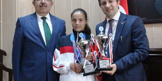 Bir Yıl Önce Başladığı Kick Boksta İki Ayrı Kategoride Dünya Şampiyonu Oldu