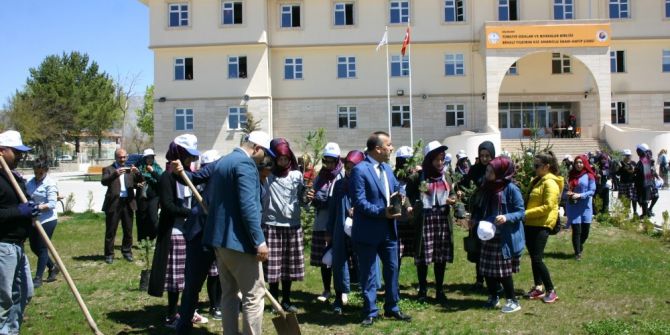 Kardeşleriyle Fidan Diktiler