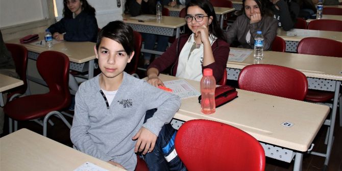 Bursa’da Öğrenciler Teog Sınavına Girdi, Veliler Dışarıda Dua Etti