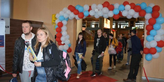 Ukraynalı Kafile Çiçeklerle Karşılandı