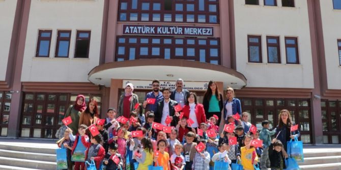 Minik Öğrencilere Kitap Ve Kütüphane Tanıtıldı