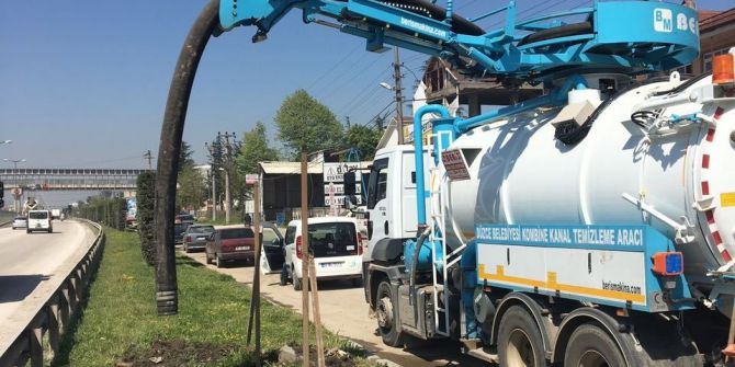 Düzce’de Yan Yol Giderlerinde Temizlik Yapıldı