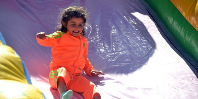 Eruhlu Çocuklar İlk Kez Kaydırağa Bindi