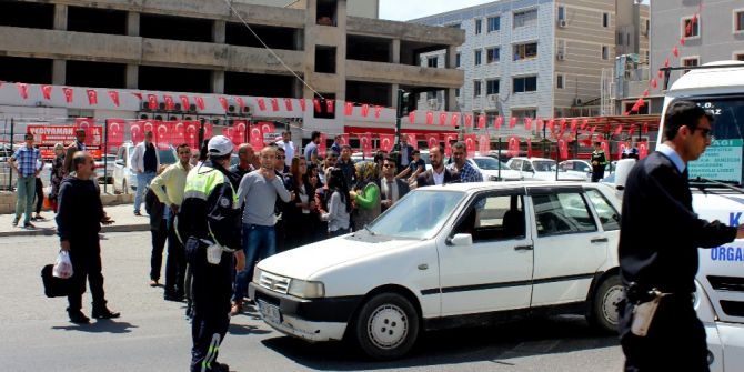 Kendisini Takip Eden Araçtan Kaçarken Yayaya Çarptı