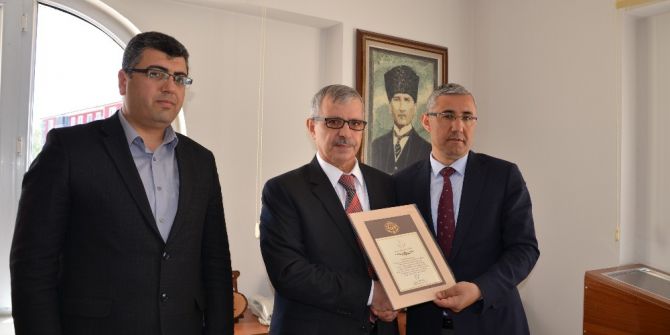 Emekliye Ayrılan Önal’a Şeref Belgesi Verildi