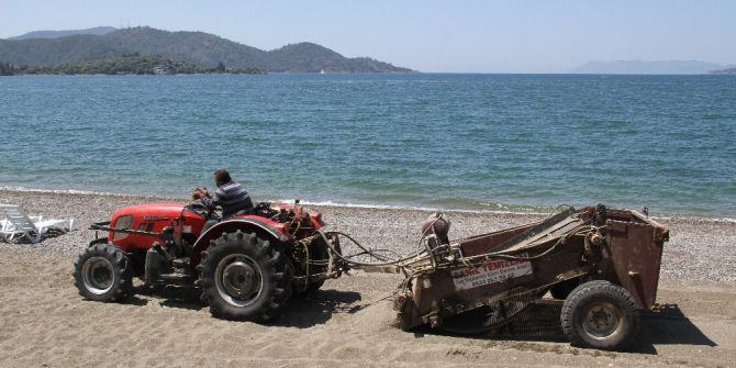 Çalış Plajı Kumsalı Traktörle Temizleniyor